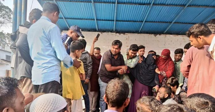 বিদ্যালয়ের ভাসানী মঞ্চ থেকে একজনের লাশ উদ্ধার